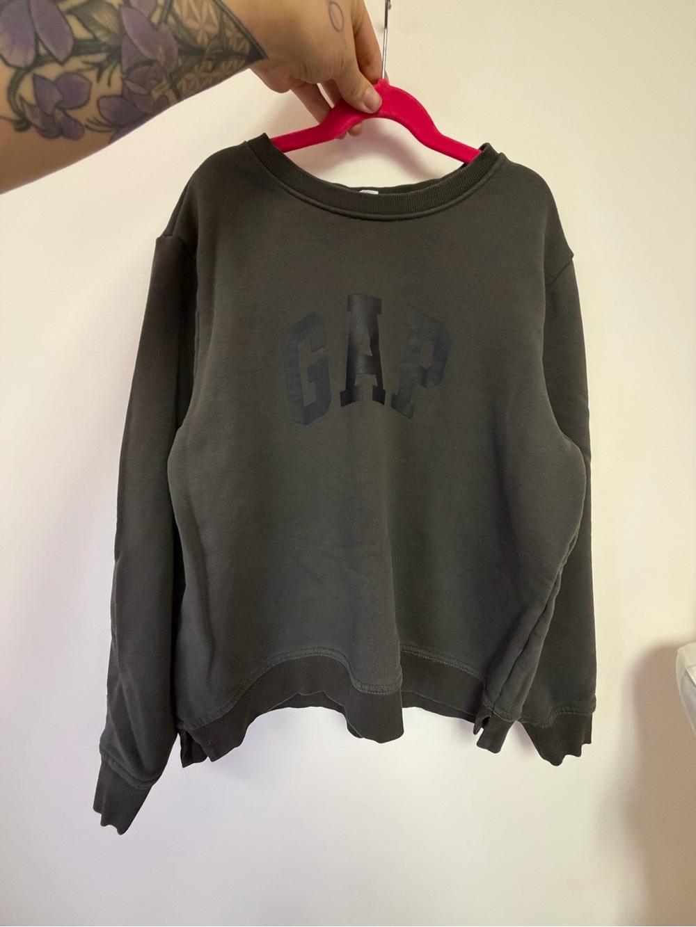 GAP Women's Crewneck Sweatshirt in Army Green